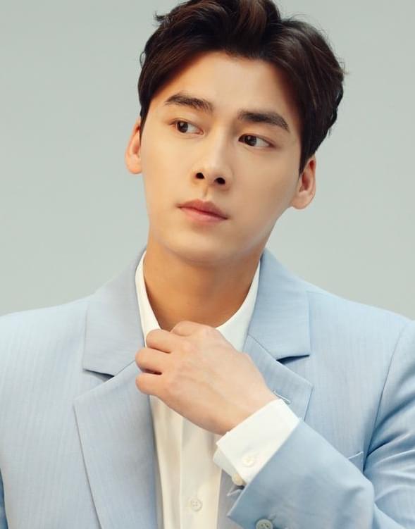 演员李易锋,光影交织，演绎人生百态